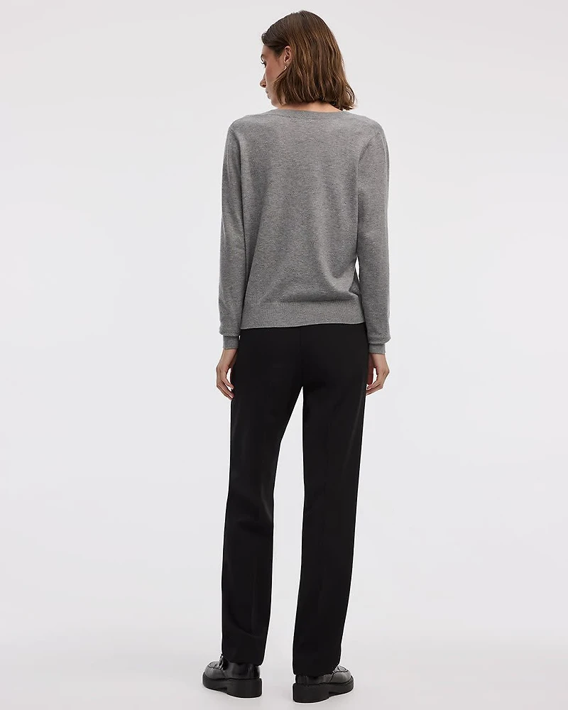 Long-Sleeve V-Neck Pullover - R Essentials
