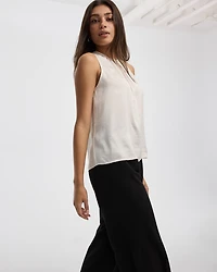 Blouse sans manches à col rond orné de bijoux