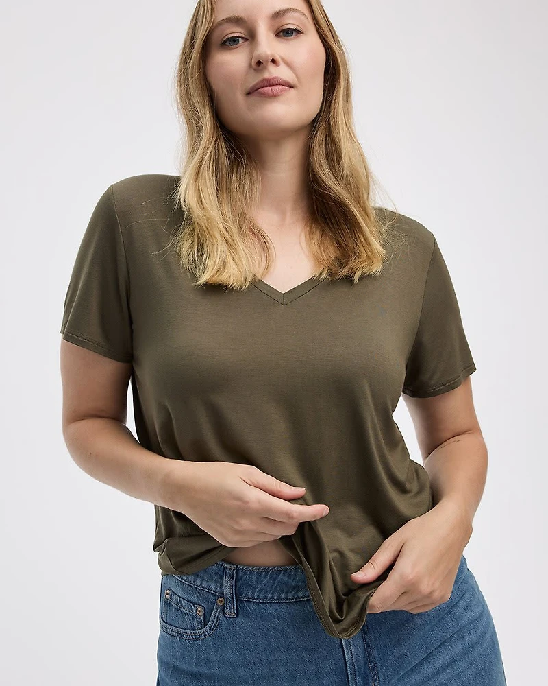 Short-Sleeve V-Neck Tee - R Essentials
