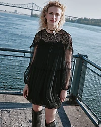 Mini-robe ballon en tulle à manches longues