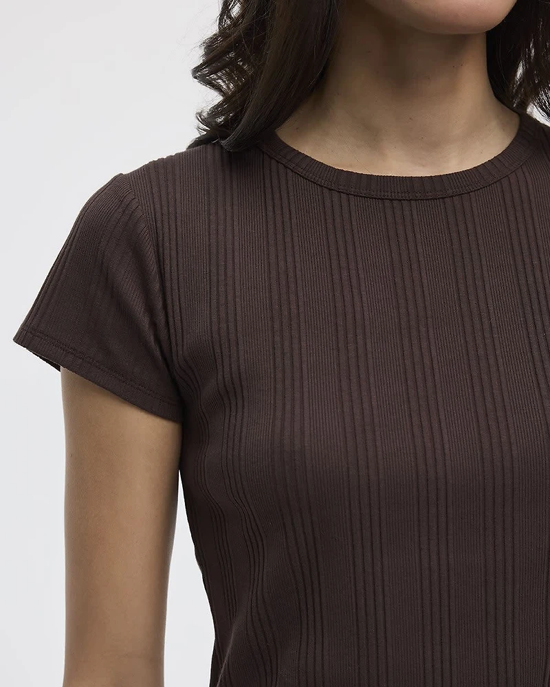 T-shirt ajusté et côtelé à col rond