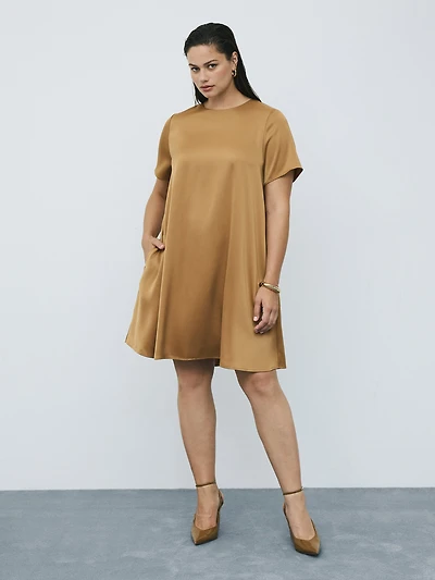 Robe courte en satin évasée à manches courtes et col rond