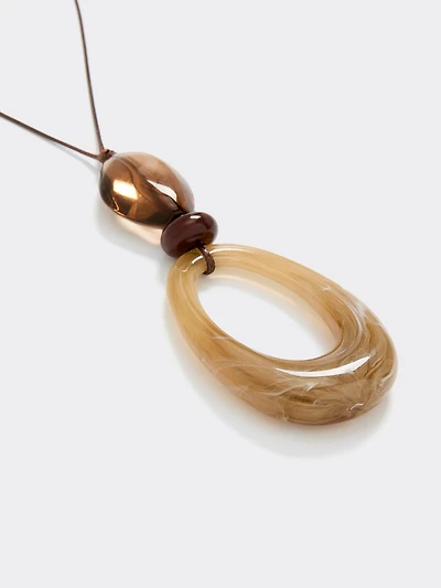 Collier en corde avec pendentif en résine