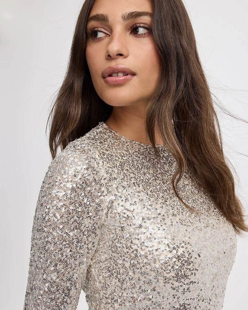 Robe courte moulante à paillettes manches longues