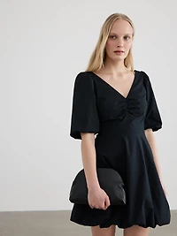 Robe courte à manches courtes et col V ourlet bulle