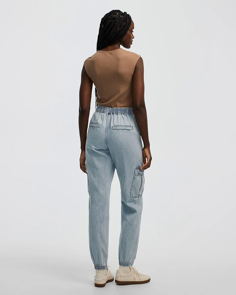 Pantalon jogger en denim avec poches cargo