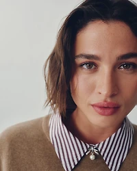 Broche en forme de boucle avec perle