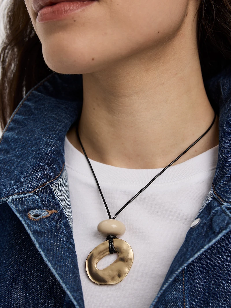 Collier en corde avec pierre et pendentif en métal