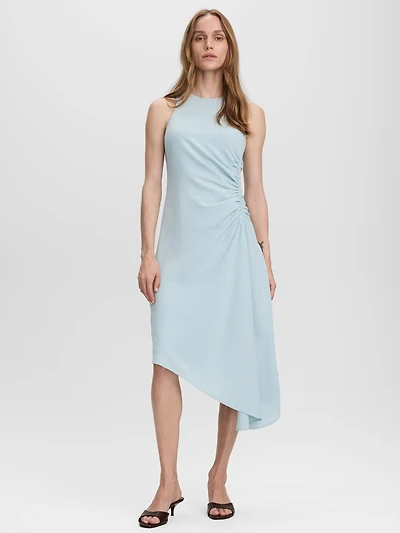 Robe midi sans manches avec taille drapée