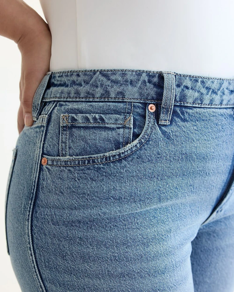 Jean à jambe droite et taille mi-haute