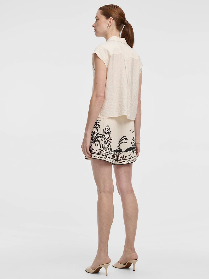 Extended-Sleeve Buttoned-Down Blouse