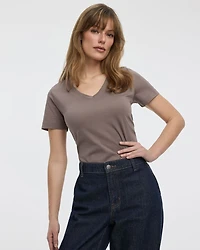 Boyfriend V-Neck T-Shirt - R Essentials