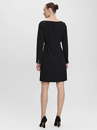 Robe courte à manches longues et col bateau
