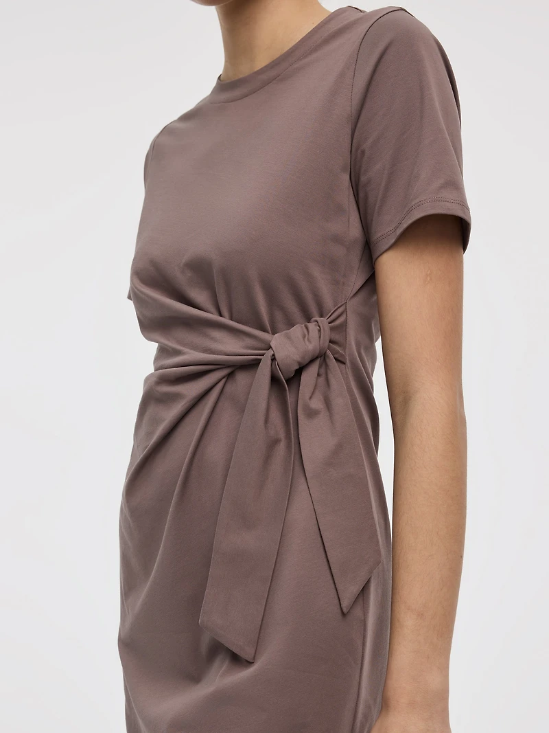 Robe ajustée à manches courtes avec détail noué