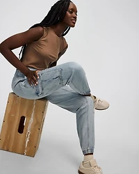 Pantalon jogger en denim avec poches cargo