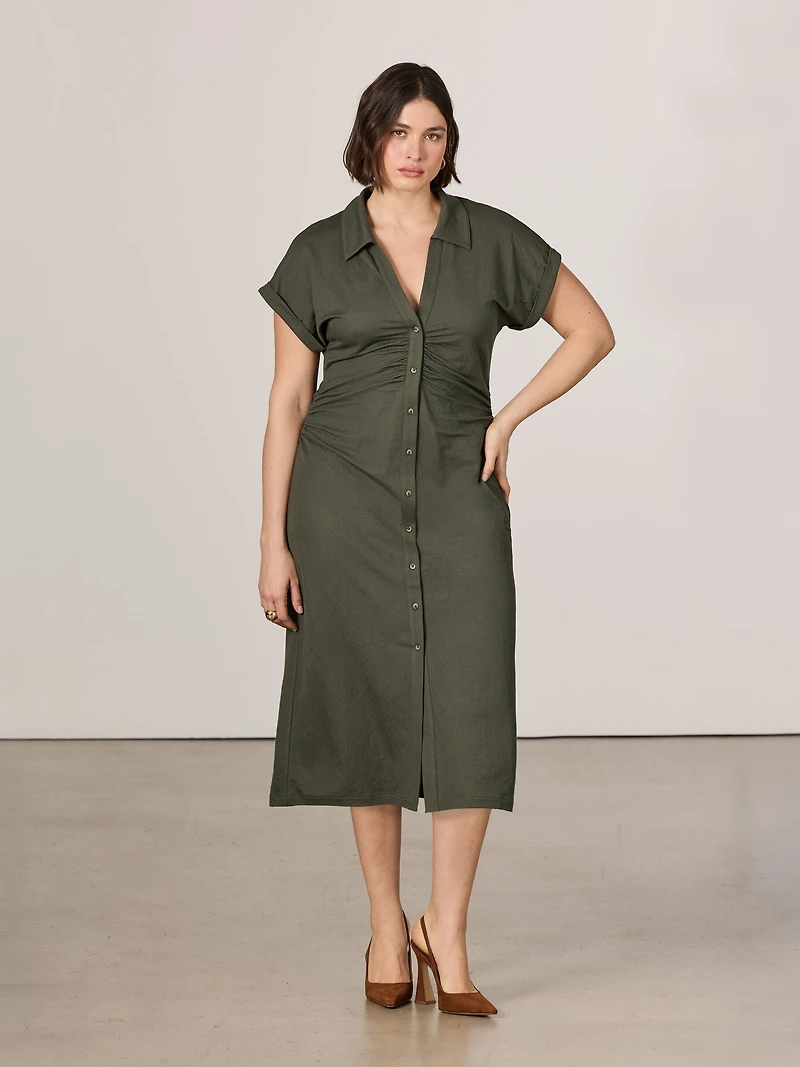 Robe moulante à boutonner manches courtes avec col chemisier