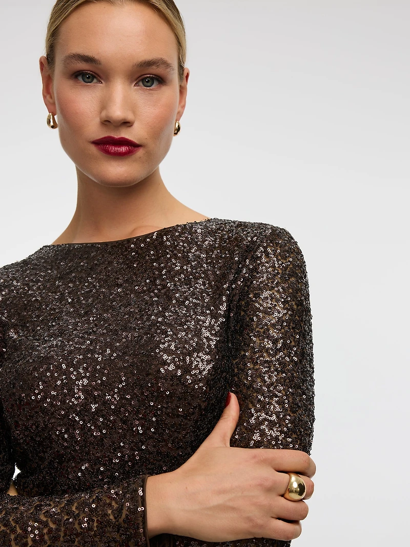 Robe courte cintrée et évasée à paillettes manches longues