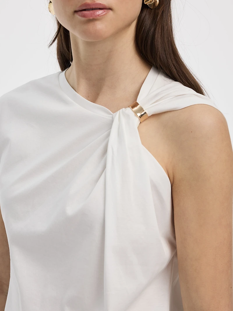 Haut froncé avec anneau en métal