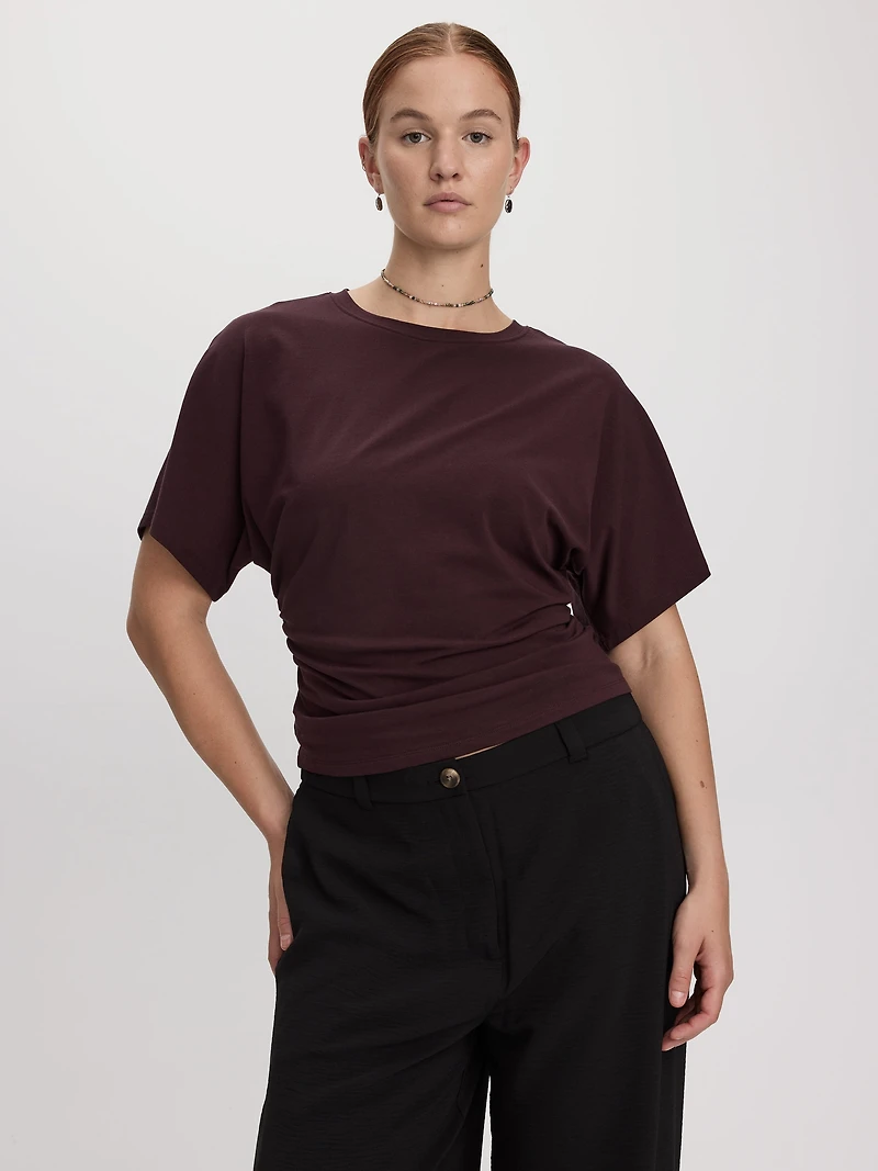 T-shirt rayé à manches courtes et col rond avec fronces latérales