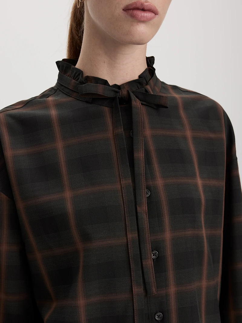 Blouse à manches longues et col montant volants