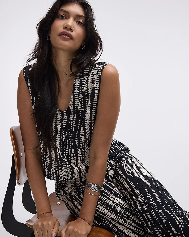 Extended-Sleeve V-Neck Buttoned-Down Blouse