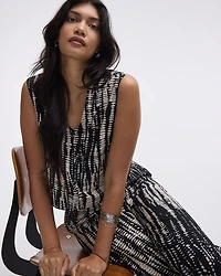 Extended-Sleeve V-Neck Buttoned-Down Blouse