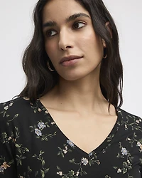 V-Neck T-Shirt - R Essentials