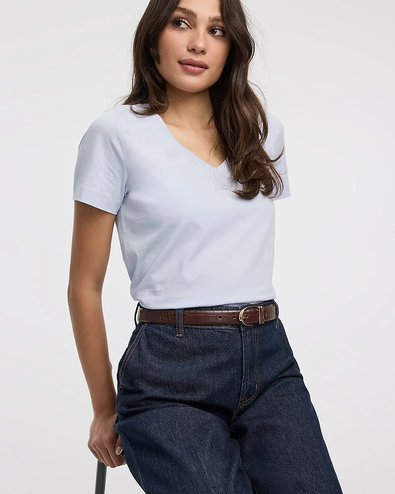 Boyfriend V-Neck T-Shirt - R Essentials