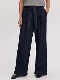 Jean à jambe large et taille haute avec ceinture