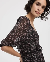 Robe empire à manches longues et encolure en coeur