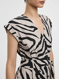 Robe ceinturée à manches courtes et col V