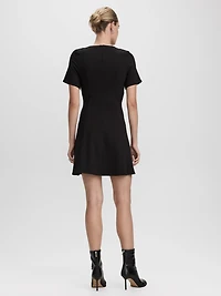 Robe cintrée et évasée à manches courtes col rond
