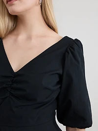 Robe courte à manches courtes et col V ourlet bulle