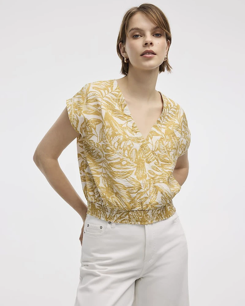 Haut à manches courtes et col V croisé