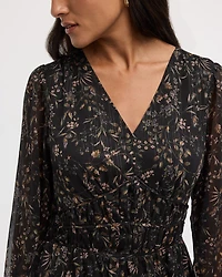 Robe courte cintrée et évasée à manches longues col V