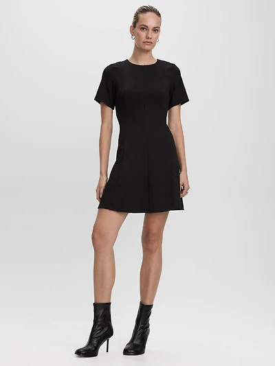 Robe cintrée et évasée à manches courtes col rond