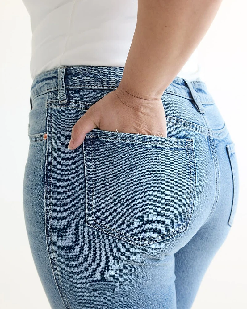 Jean à jambe droite et taille mi-haute