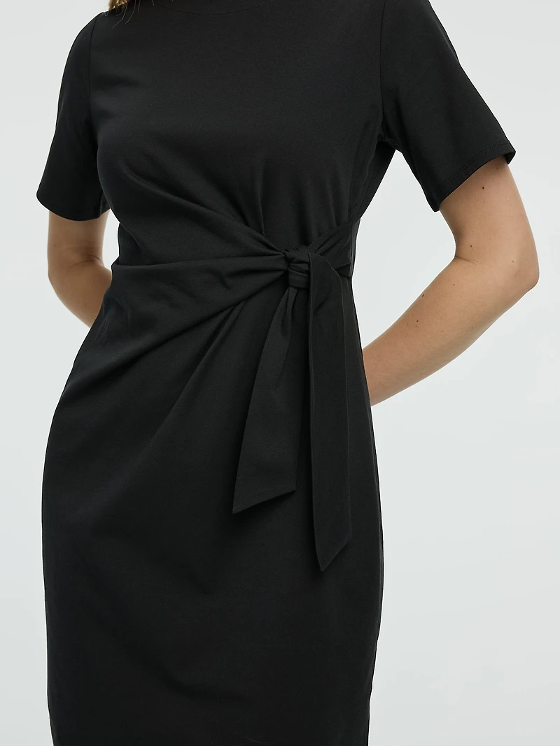 Robe ajustée à manches courtes avec détail noué