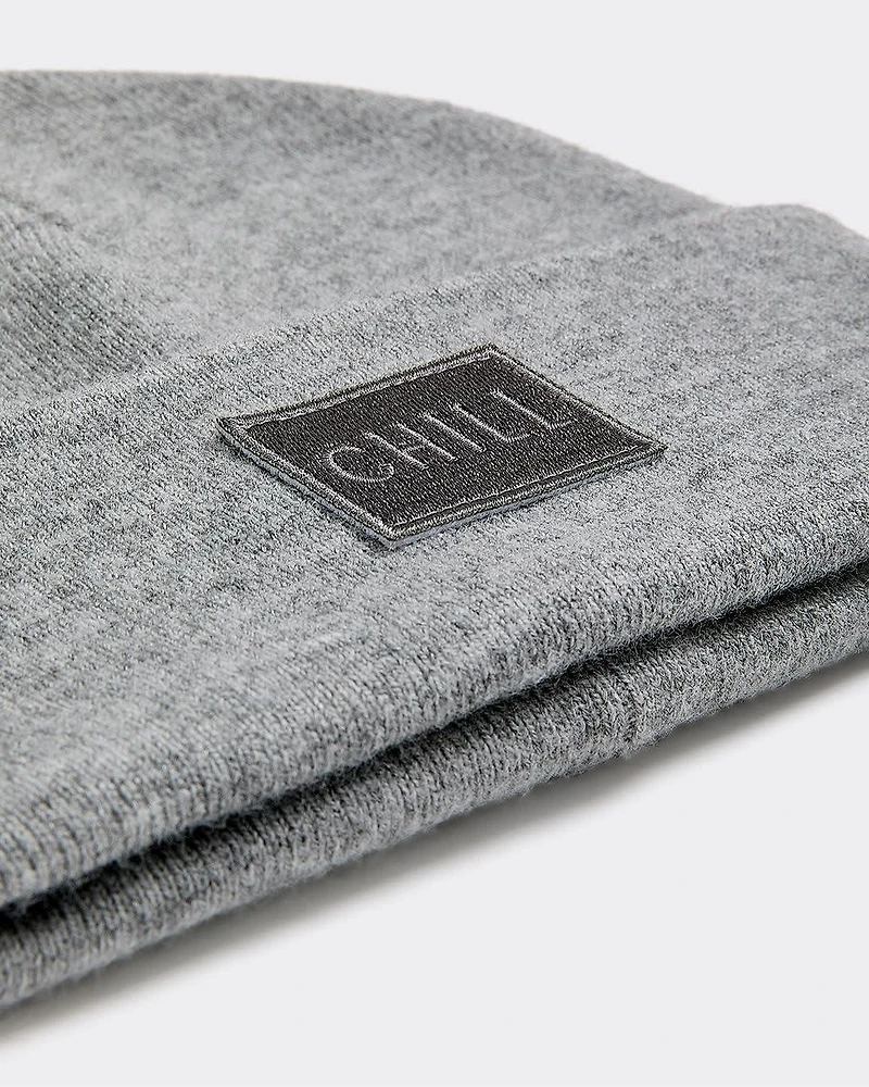 Tuque à revers avec écusson brodé