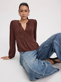Blouse à manches longues et col fendu avec détails brodés
