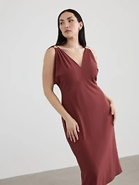Robe midi ajustée sans manches à col V