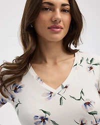 V-Neck T-Shirt - R Essentials