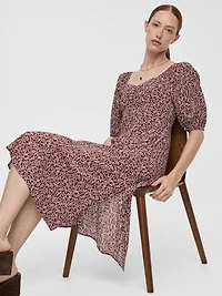 Robe midi à manches courtes avec encolure en coeur