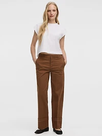 Pantalon chino à taille mi-haute et jambe droite revers