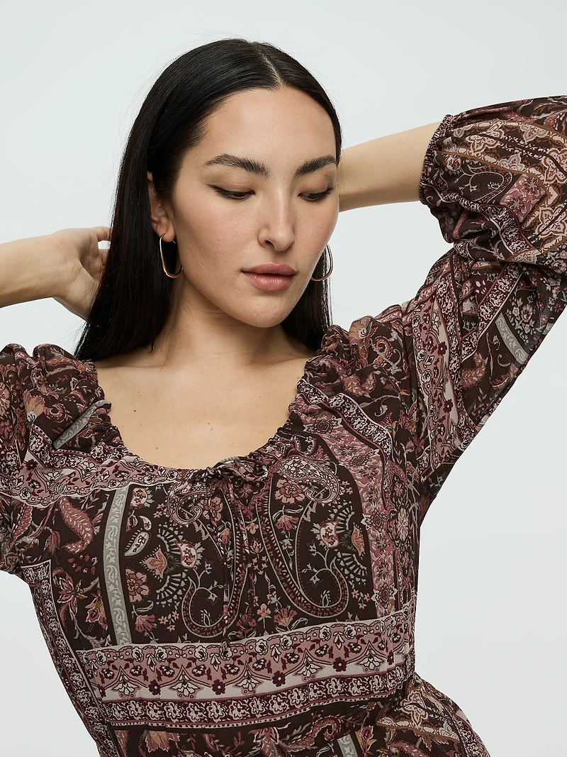 Robe à manches longues et col dégagé