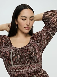 Robe à manches longues et col dégagé