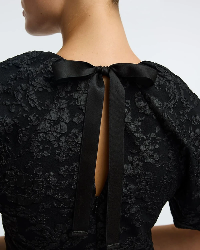 Robe cintrée et évasée à manches courtes avec détails nouer au dos