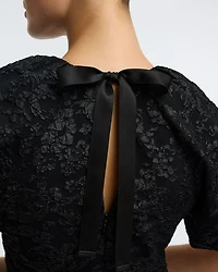 Robe cintrée et évasée à manches courtes avec détails nouer au dos