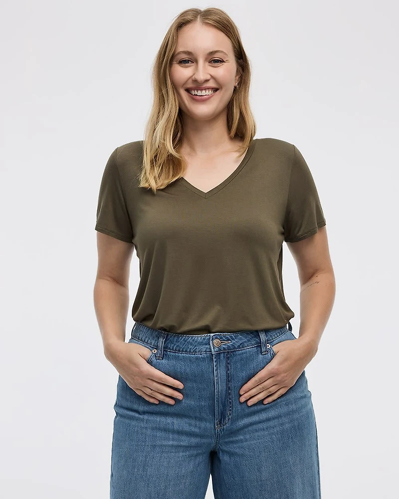 Short-Sleeve V-Neck Tee - R Essentials