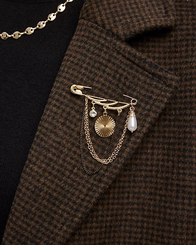 Broche avec pendentifs divers